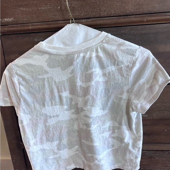 Wild Fable White/ Gray Camo Short Sleeve Cropped Tee - Picture 2 of 3